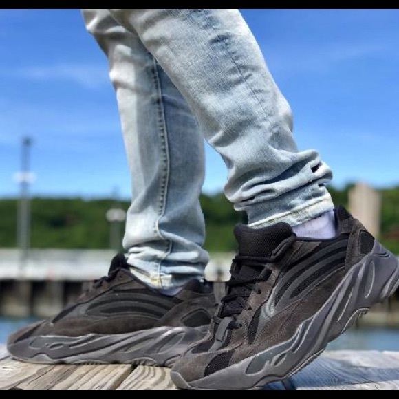Adidas Yeezy Boost 700 V2 Vanta - Picture 8 of 15